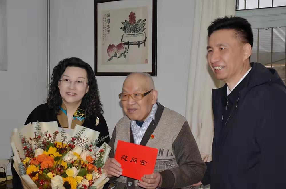 济南产发集团党委副书记、总经理黄蓓走访慰问离休老干部、老党员